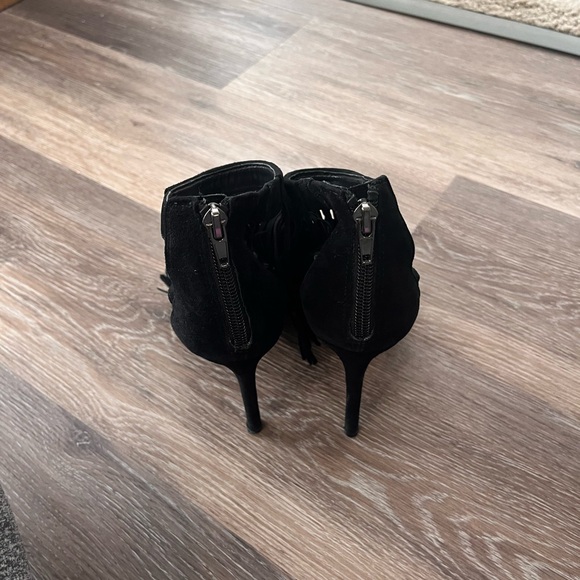 Steve Madden Black Open Toe Fringly 4 in Suede Sandals - Picture 5 of 5